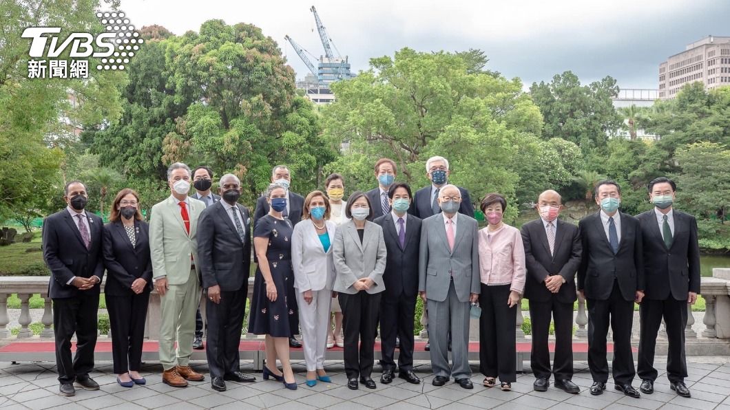 總統蔡英文3日中午宴請美國眾議員議長裴洛西一行人,除副總統賴清德、行政院長蘇貞昌、國安會秘書長顧立雄、外交部長吳釗燮、經濟部長王美花、國防部長邱國正等官員外,企業界包括台積電創辦人張忠謀伉儷、董事長劉德音、和碩副董事長程建中都出席。(圖/取自蔡英文臉書)