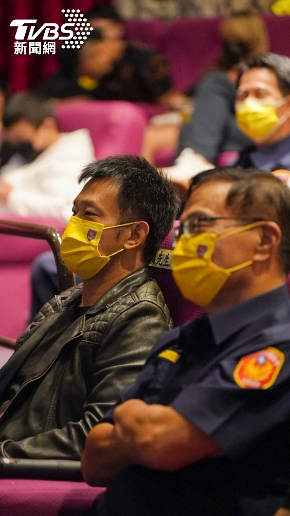 男星顏正國與新北市警察局長黃宗仁。（圖／TVBS）