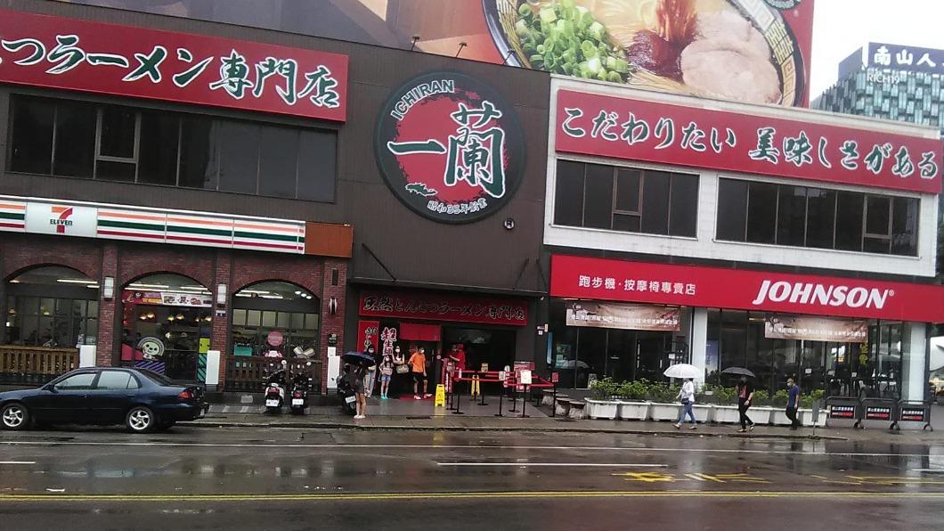 原PO去台中一蘭發現沒什麼人排隊。(圖/翻攝自爆廢公社公開版臉書)