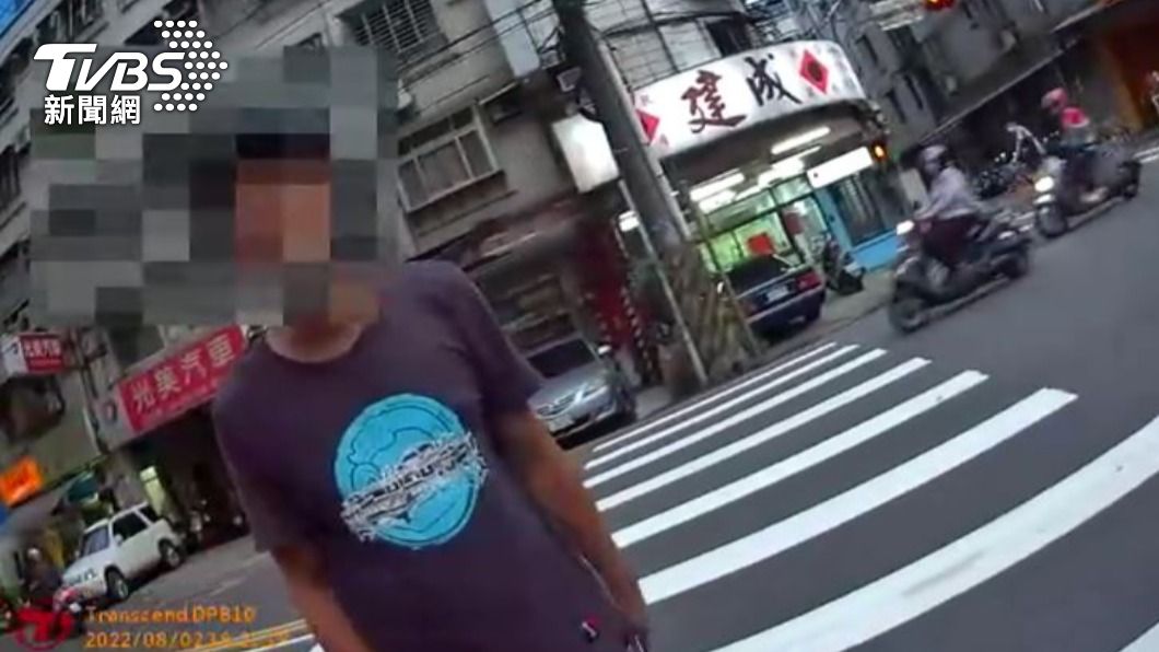 男子頻頻站到路中阻礙交通。（圖／TVBS）