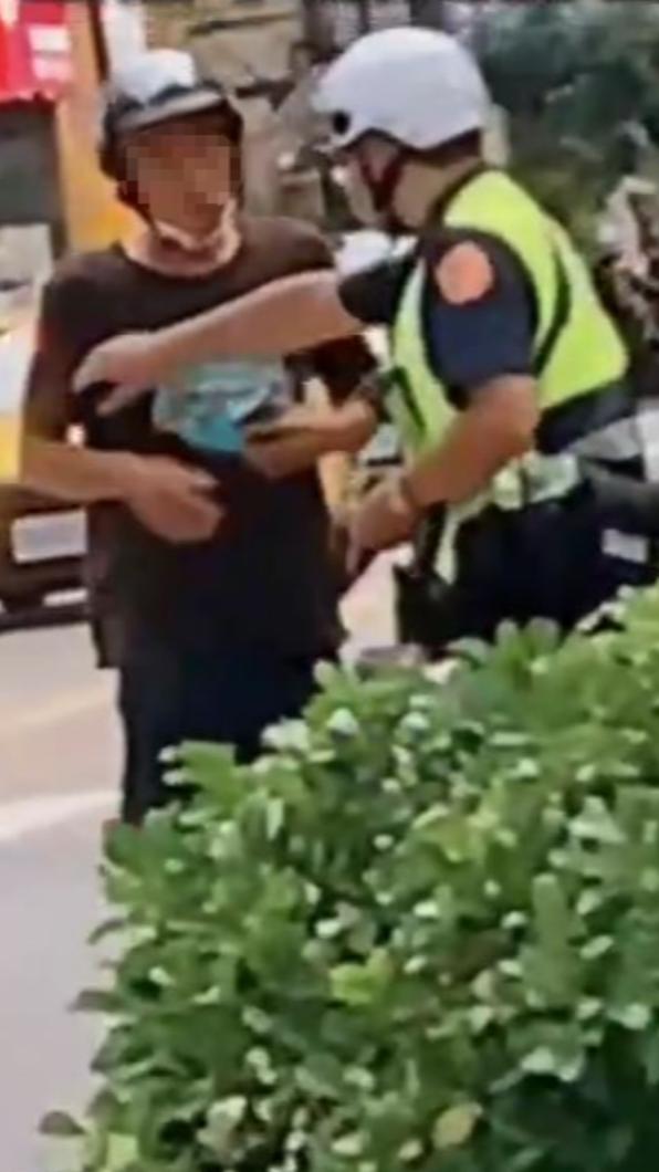 警方勸導，男子不聽。（圖／翻攝自社會事影音）
