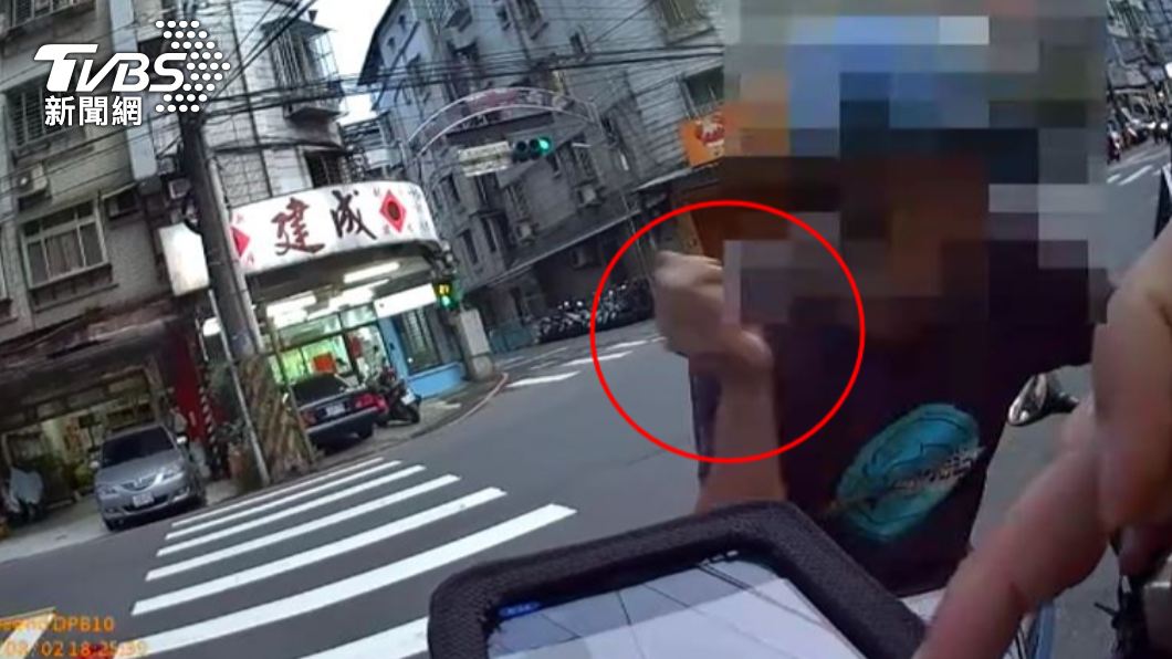 男子將口中的檳榔渣隨地亂丟。（圖／TVBS）