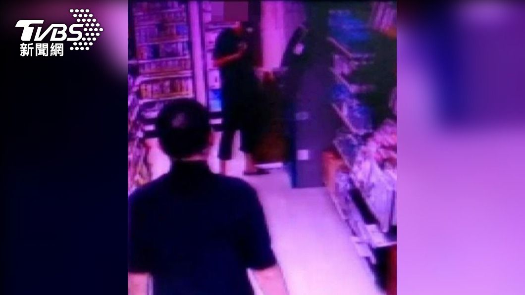 保大警赴超商購餐!巧遇「詐騙集團來電」及時阻男客匯款