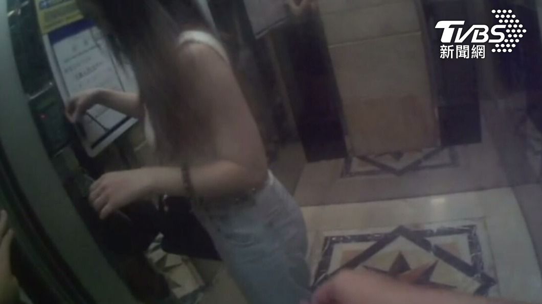 妙齡女「被劈腿」!深夜買醉路倒站牌 暖警安慰還幫梳頭