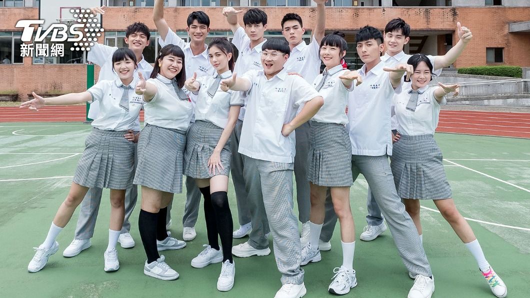 （前左）馮容潔、李星鏴、鄭芯恩、鄭豐毅、賴雅琪、岳軒、孔令元 （後左）林輝瑝、王新凱、黃柏峰、楊翹碩、陳彥廷。（圖／TVBS）