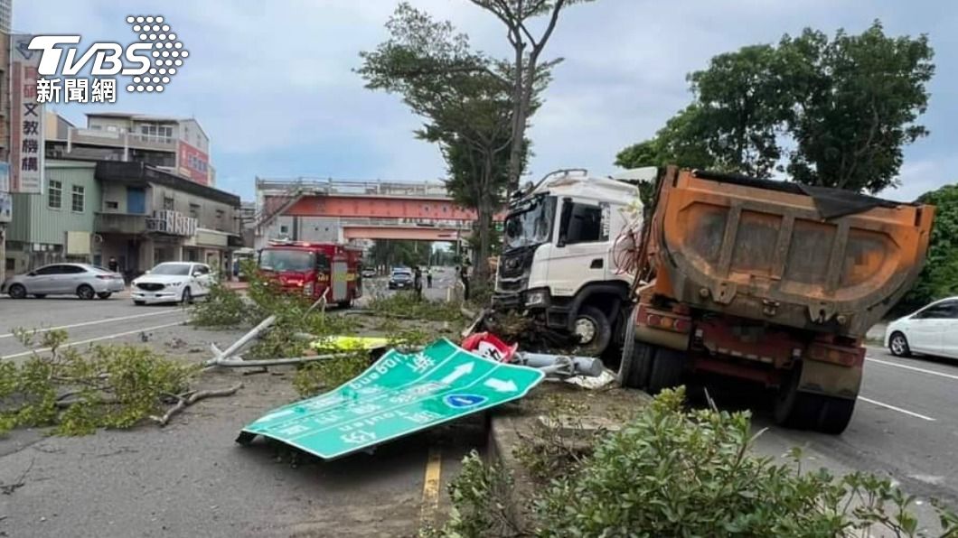 路標也遭殃!砂石車恍神騎上分隔島 刷整排樹、路燈全倒