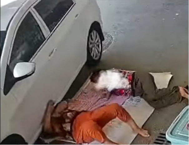 阿嬤躺在路邊睡覺。（圖／翻攝自微博）