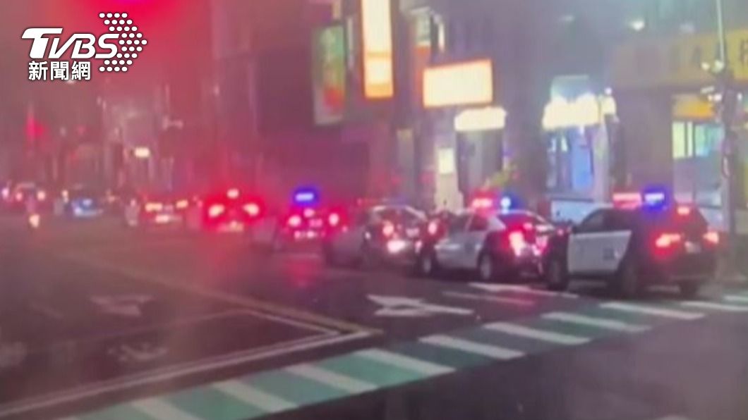 三重分局員警深夜前往KTV臨檢。（圖／TVBS）