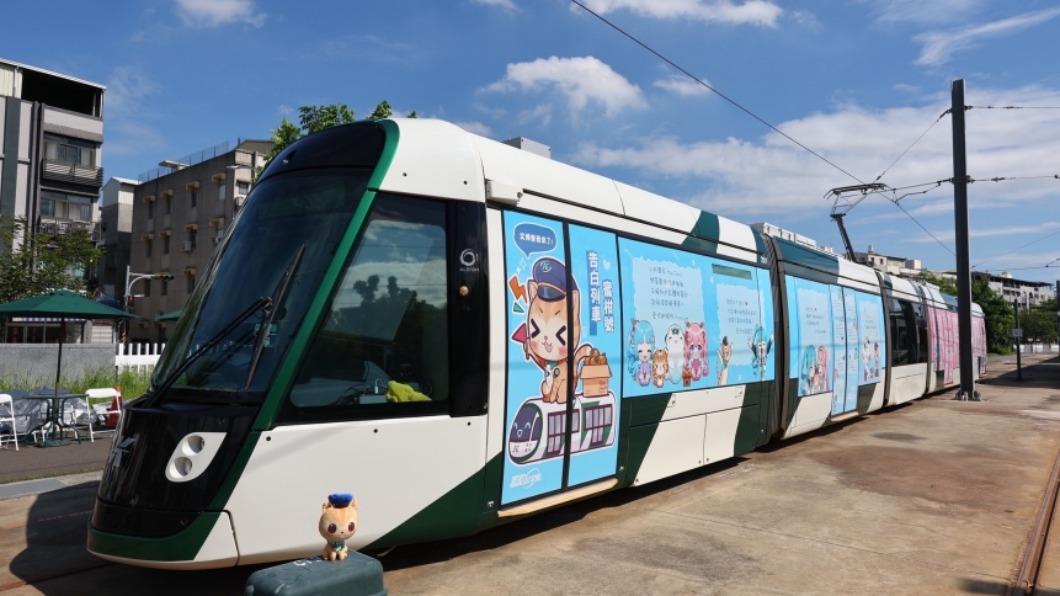 高雄輕軌告白列車蜜柑號首航 車身滿布愛的留言