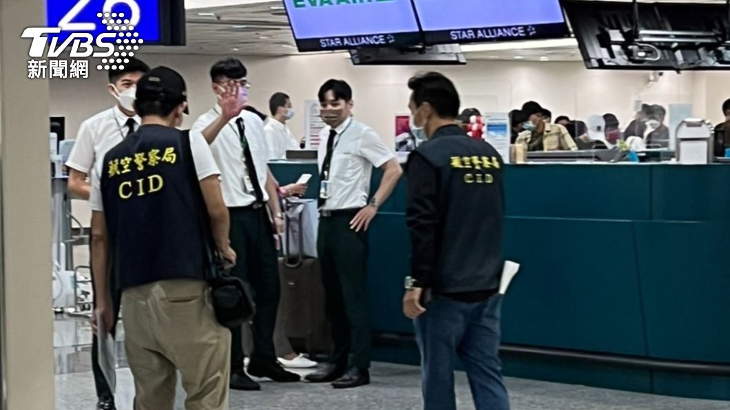 桃機航警對前往柬埔寨旅客進行關懷詢問與攔阻勤務。(圖/讀者提供)