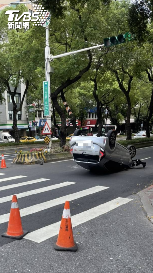 車禍地點就在馬偕醫院外，救護人員協助將駕駛送醫。（圖／TVBS）