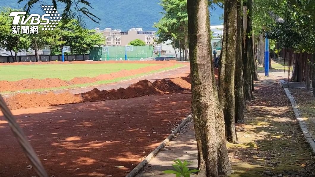 暑假期間校園沒有學生,只有工人在進行跑道施工。(圖/TVBS)