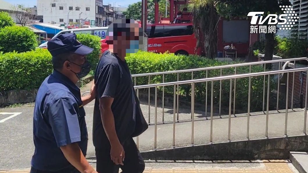吳男被帶回警局說明。(圖/TVBS)