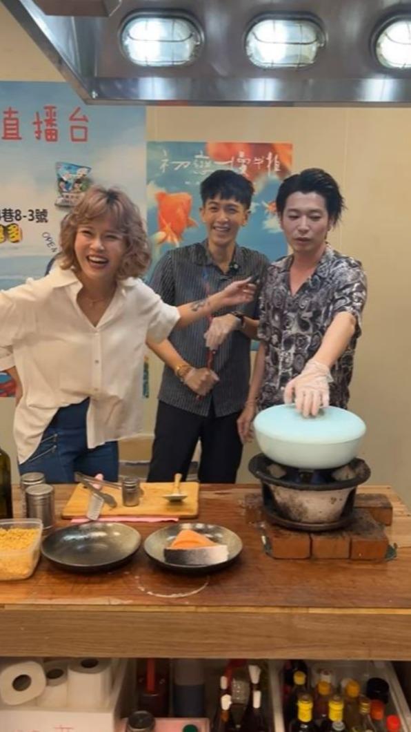 柯震東(中)與侯彥西(右)在丟丟妹的直播中學習叫賣。(圖/翻攝自丟丟妹臉書)