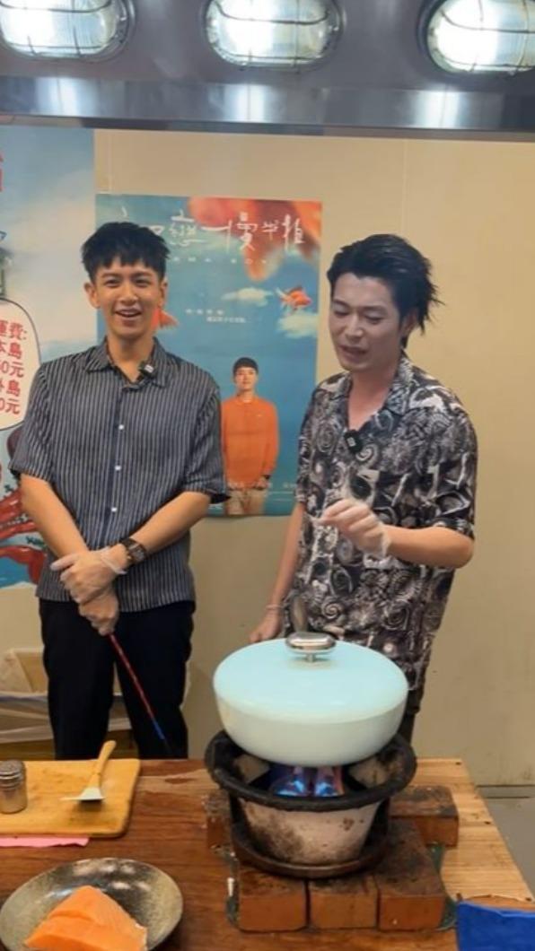談到前女友的話題,柯震東(左)變得相當靦腆。(圖/翻攝自丟丟妹臉書)