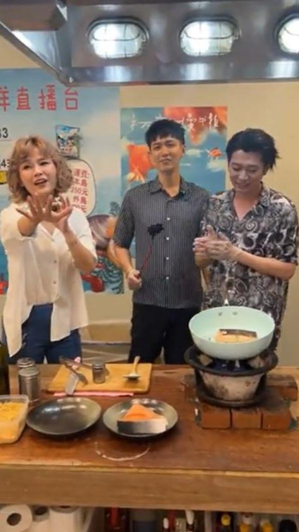 丟丟妹(左)在直播中沒有要放過柯震東的意思。(圖/翻攝自丟丟妹臉書)