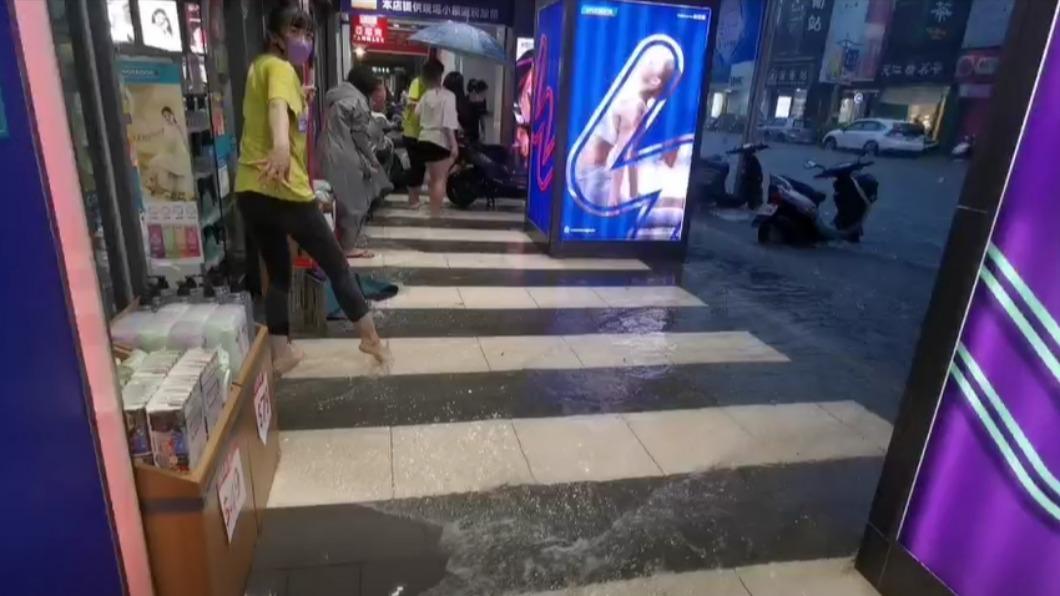車子經過,水波漫進騎樓。(圖/TVBS)