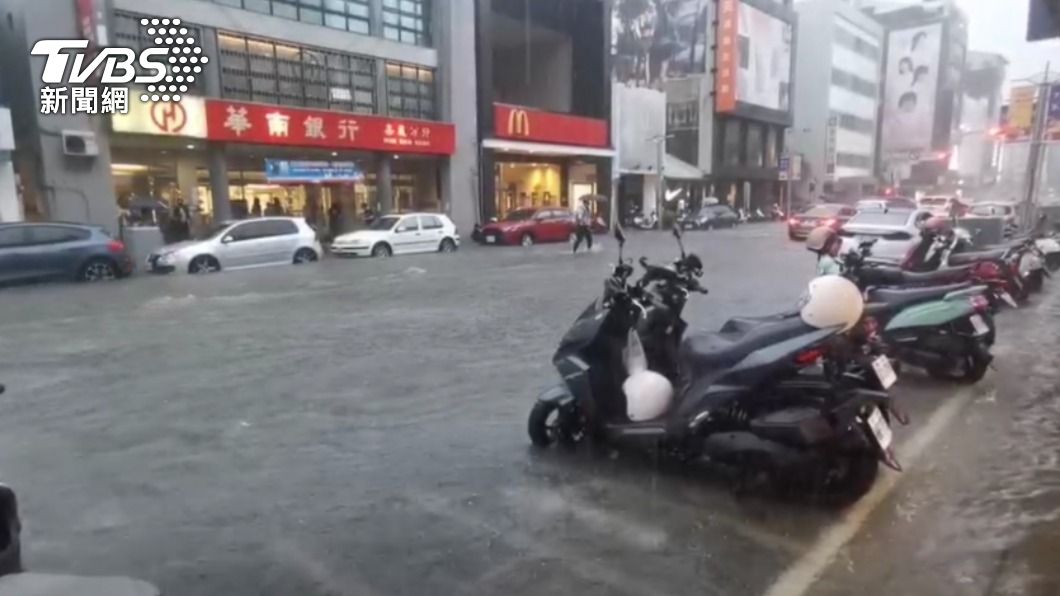 累積雨量一小時破百。(圖/TVBS)