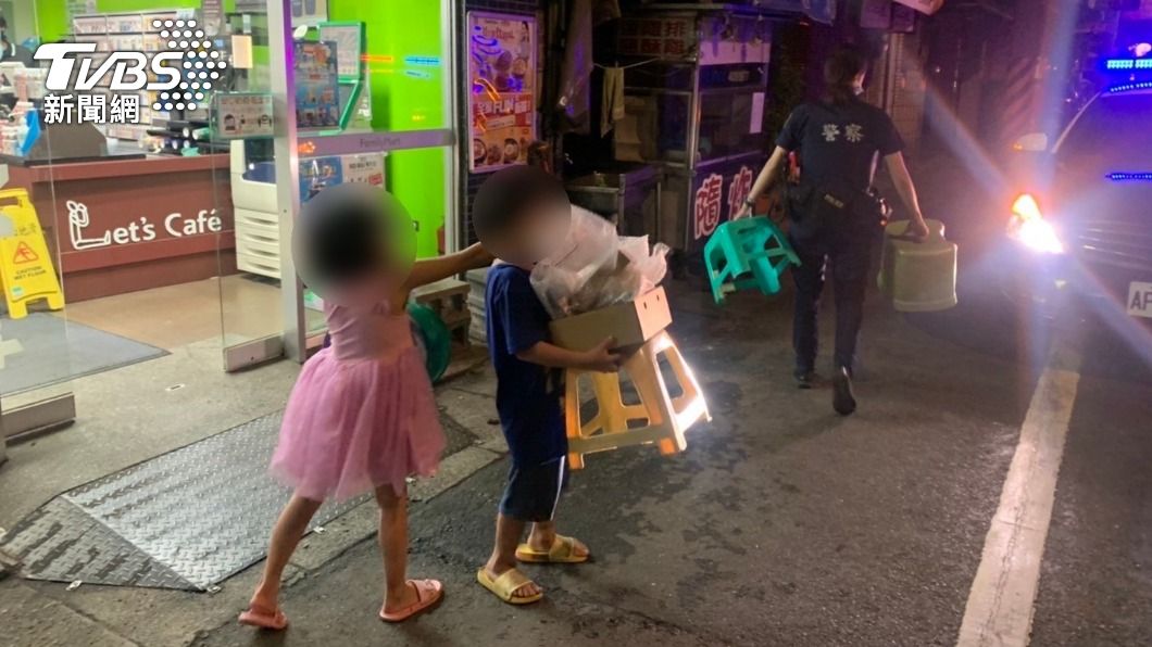 年幼的兄妹倆凌晨冒雨擺攤。（圖／TVBS）