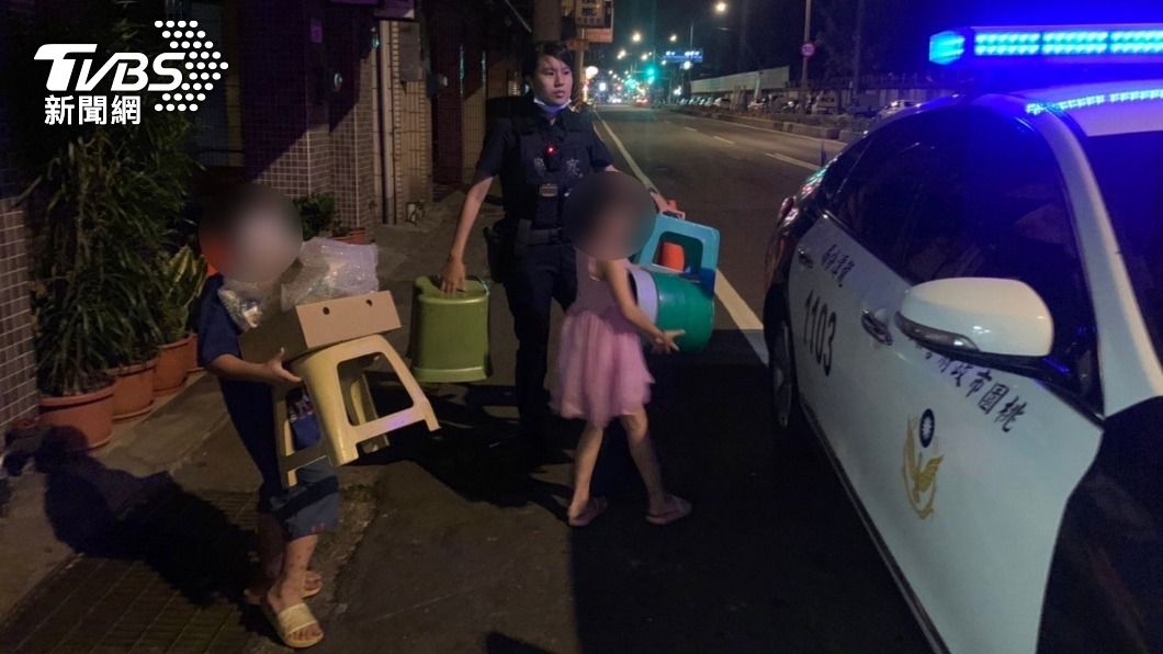 員警護送小兄妹返家。(圖/TVBS)
