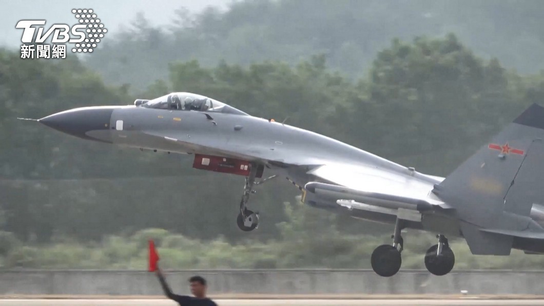 中共今（4）日中午12時起，在台灣周邊海、空域進行大規模軍事演訓行動，並組織實彈射擊。（圖／TVBS）