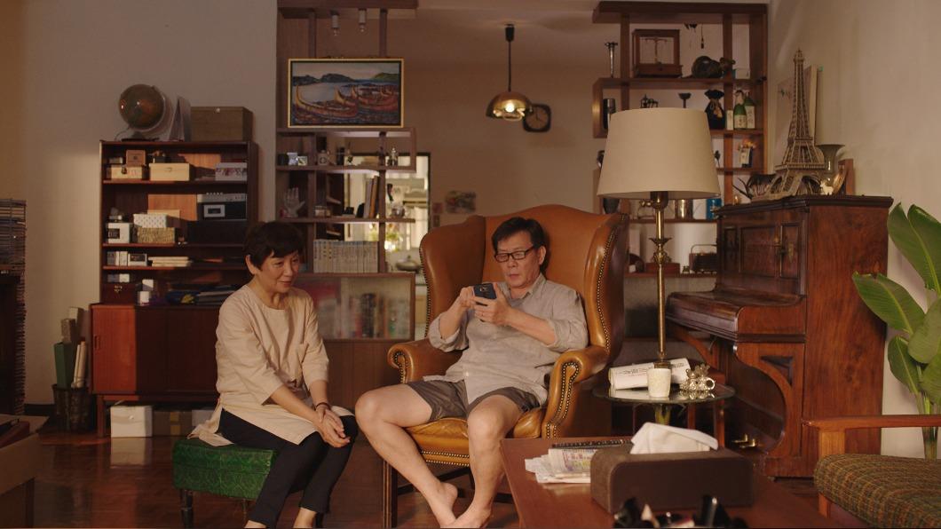 鮑起靜、寇世勳在電影《一家之主》中飾演夫妻。(圖/Netflix提供)