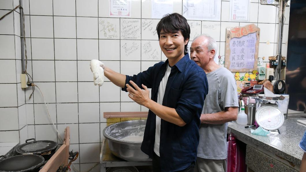 邰正宵在市場體驗做潤餅皮。(圖/三立提供)