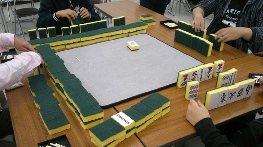 完全沒噪音!這款特製「衛生麻將」 洗牌還能兼擦桌