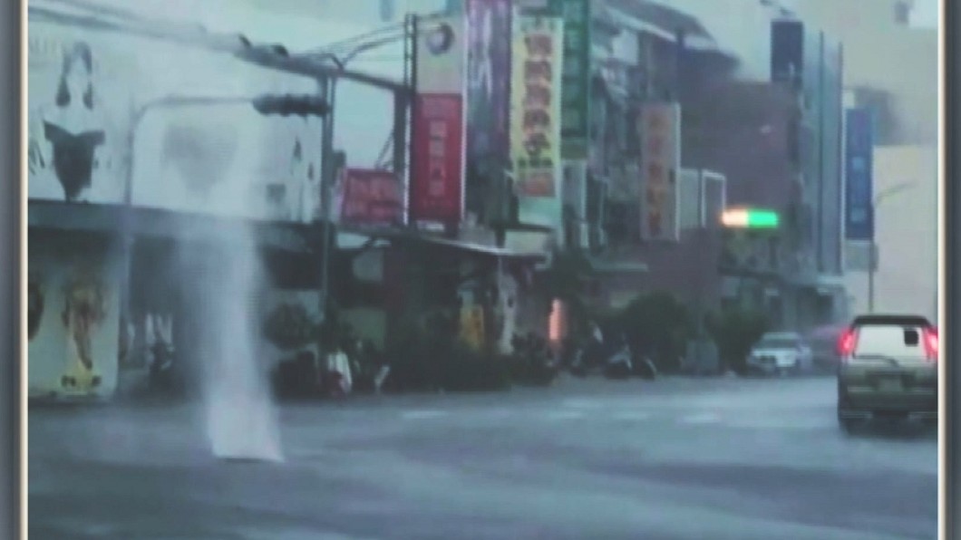 時雨量破百　路中央出現2樓高大噴泉