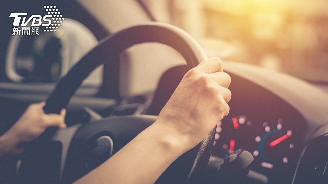 吵架原因是男方在開車時想要抽根菸但女方不准。(示意圖/shutterstock達志影像)