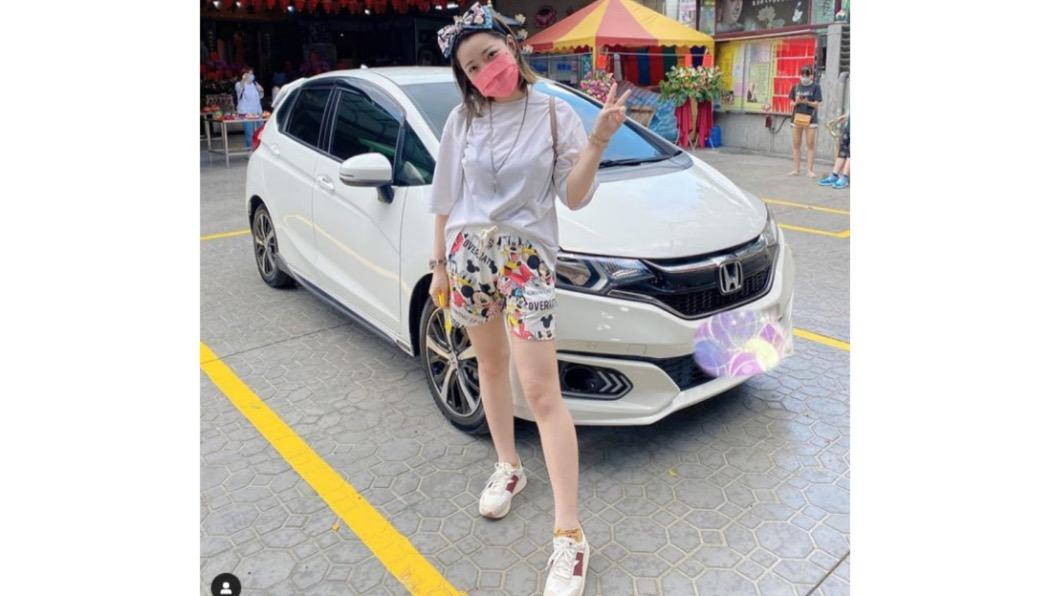 眼尖的網友也從照片中發現宛宛兒所駕駛的車款是第三代的Honda Fit。（圖／翻攝自宛宛兒IG）