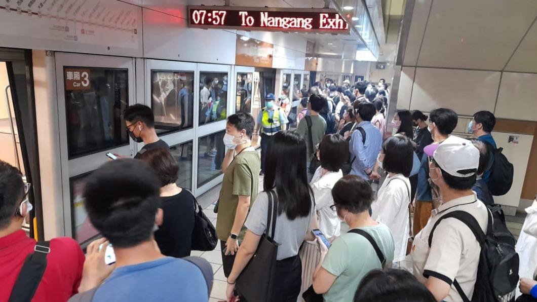 因列車異常大直站月台擠滿乘客。（圖／翻攝自四叉貓劉宇 臉書）