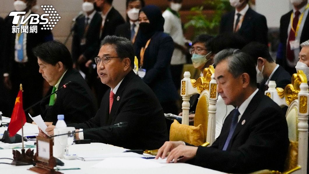 日本外交大臣林芳正、南韓外長朴振與中國大陸外長王毅(左至右)出席東協+3會議。(圖/達志影像美聯社)