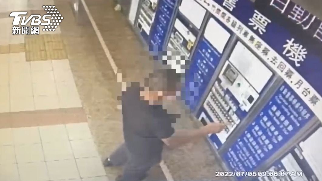 監視器拍下許男買票搭車逃逸。（圖／TVBS）