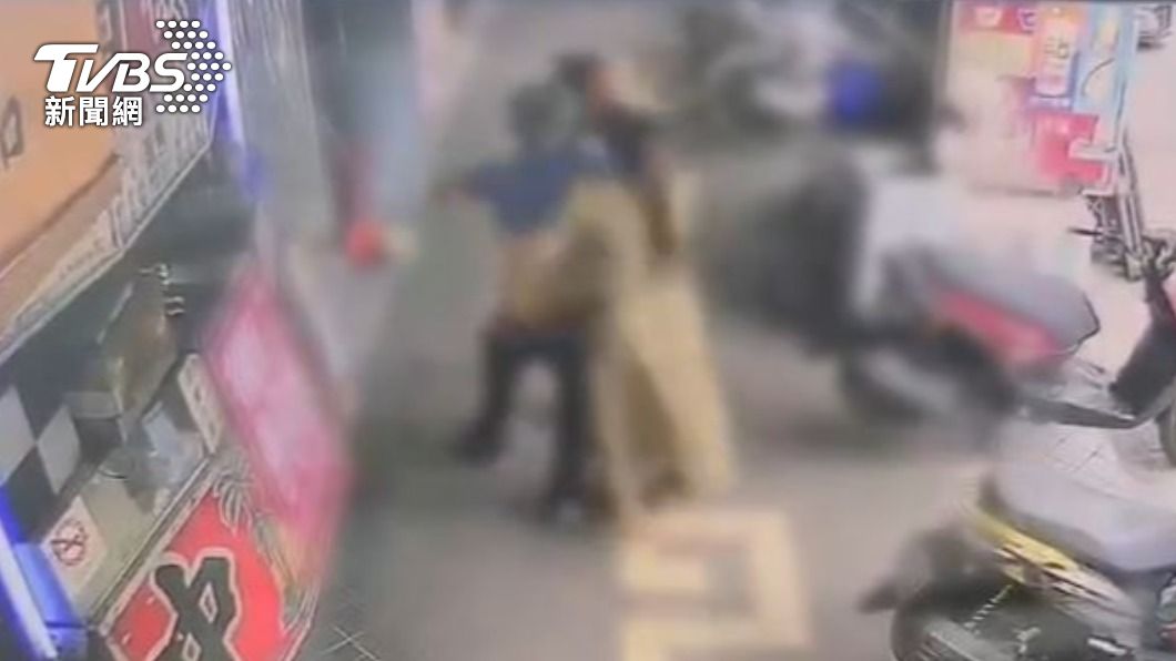 美甲店老闆發現，和男子發生衝突。（圖／TVBS）