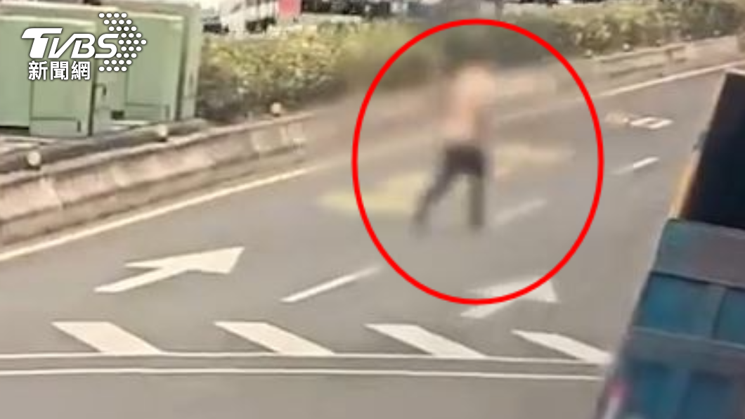 抱著贓款逃跑。（圖／TVBS）