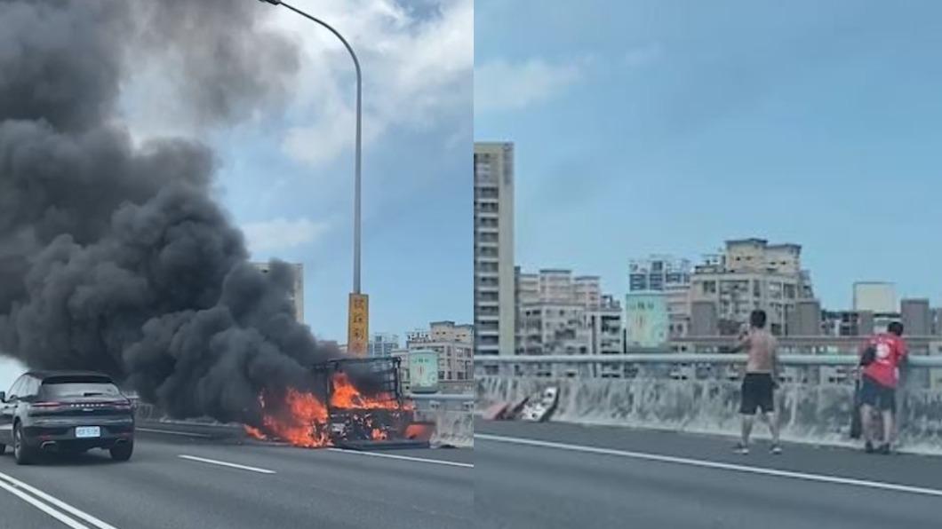 駕駛和乘客逃出。(圖/翻攝自記者爆料網)