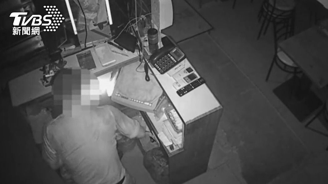 張嫌搜刮收銀機內的現金，行竊過程全被拍下。（圖／TVBS）