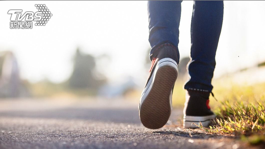 有網友點出「常走路」則是關鍵之一。(示意圖/shutterstock達志影像)