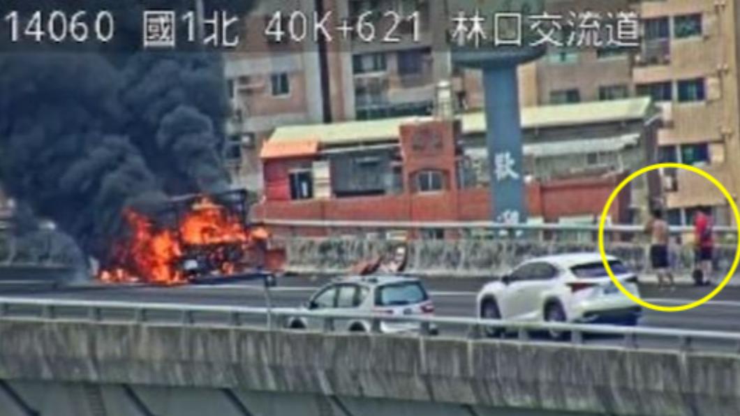 真芭比Q!貨車載床墊起火黑煙竄天 2男急逃呆站路肩