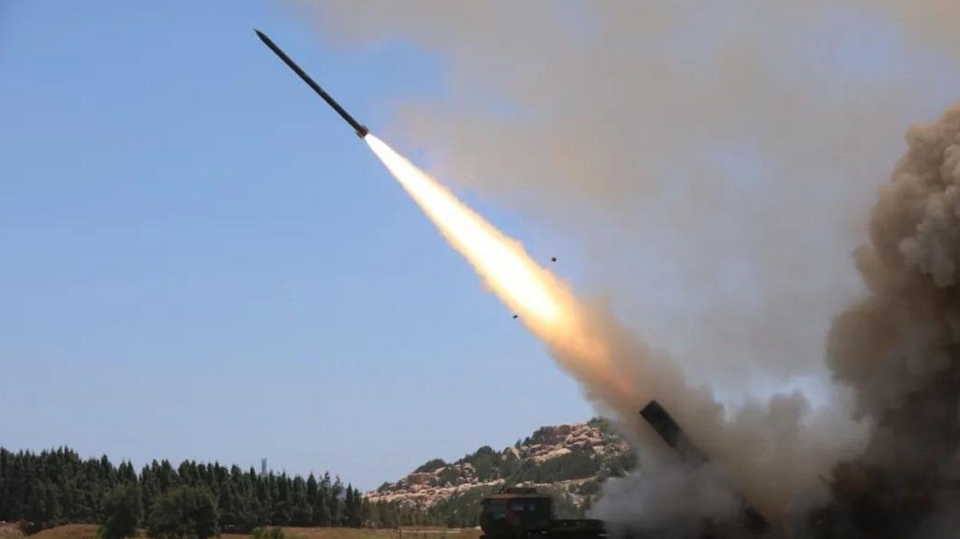 解放軍表示,4日飛彈試射首次穿越台灣本島「愛國者導彈密集部署的空域」。(圖/翻攝自央視)