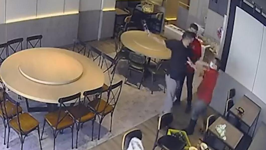 酒醉鬧事的林男持玻璃瓶揮舞,還打傷詹姓店員的腹部。(圖/翻攝爆料公社)