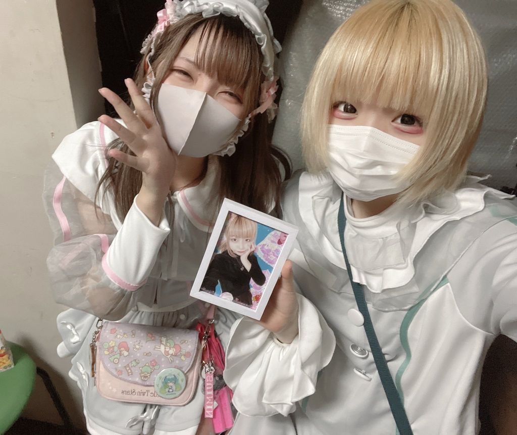 隊友帶著Iris的照片登台演出。(圖/翻攝自IRis__WS推特)