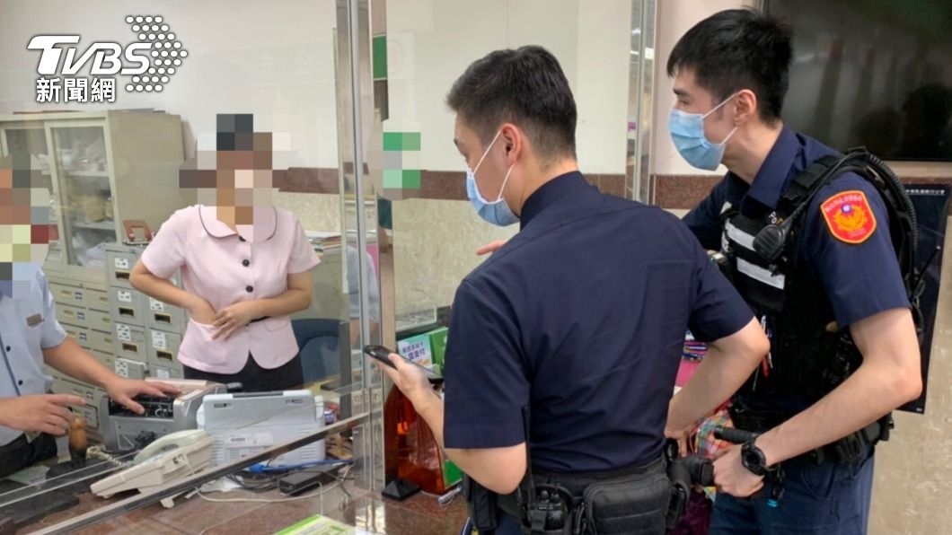 警員向行員了解原委後，耐心勸服陳姓婦人，成功保住45萬元。（圖／TVBS）