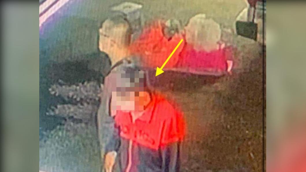 男子趁店家不注意偷走老闆皮夾。(圖/翻攝自爆料公社)