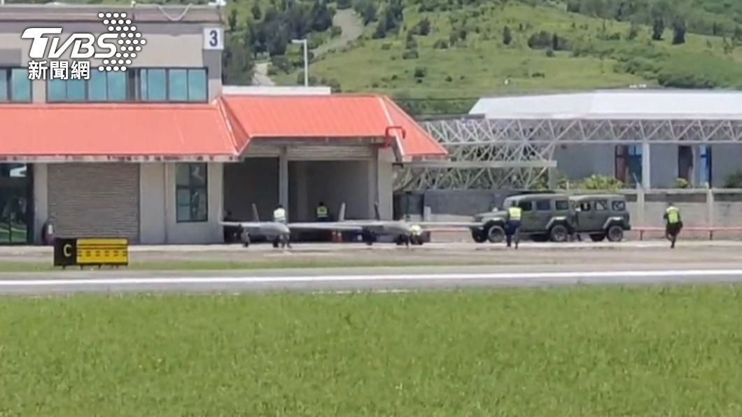 戰鬥直升機一字排開 銳鳶無人機再現身恆春機場