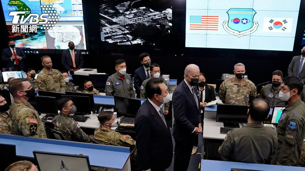 美國總統拜登(Joe Biden)和南韓總統尹錫悅,5月曾一同視察「韓國空軍航空航太作戰本部」(KAOC)。(圖/達志影像美聯社)
