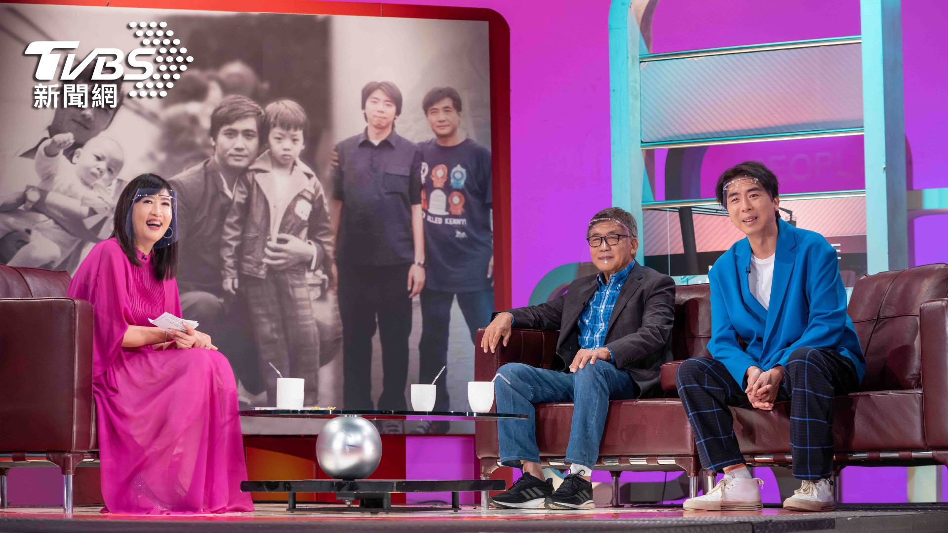 《TVBS看板人物》邀請梁修身、梁赫群明星父子檔,一同分享父子關係中的幸福感,左為主持人方念華。