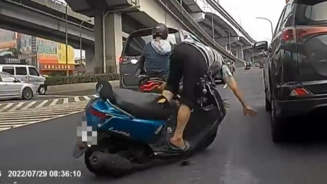 平衡感驚人!阿伯騎車追撞嚇到 雙手脫離龍頭「趴著前進」