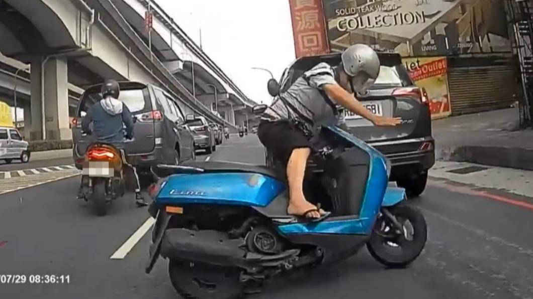 阿伯失控後摔車,手腳擦挫傷。(圖/翻攝自WoWtchout地圖型行車影像分享平台)
